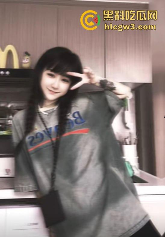 抖音千万粉丝歌手【一支沫z】与北京老头开房视频外泄 跪地舔JB主动开腿挨操 疯狂星期四V我50给你看独家!-16