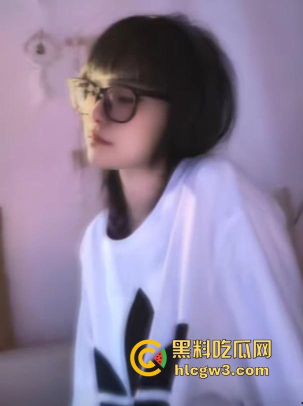 抖音千万粉丝歌手【一支沫z】与北京老头开房视频外泄 跪地舔JB主动开腿挨操 疯狂星期四V我50给你看独家!-17