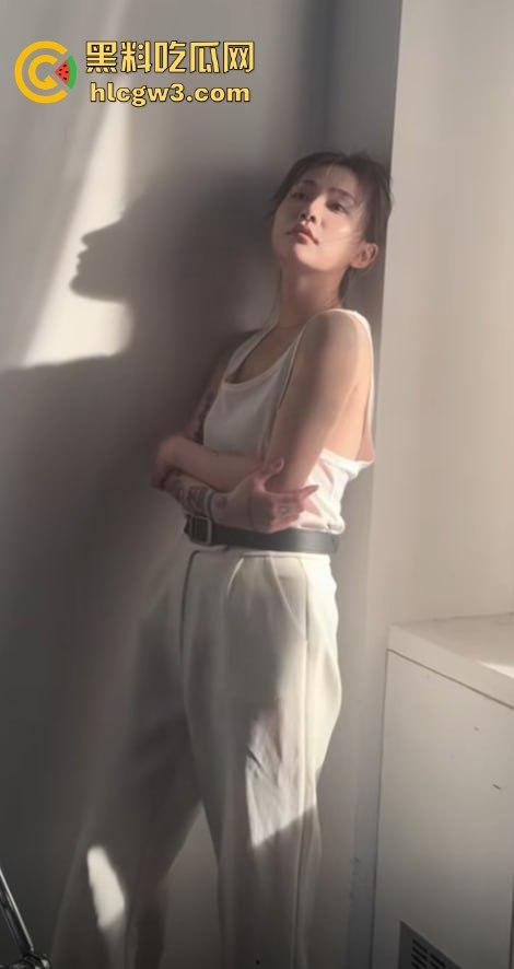 抖音千万粉丝歌手【一支沫z】与北京老头开房视频外泄 跪地舔JB主动开腿挨操 疯狂星期四V我50给你看独家!-18