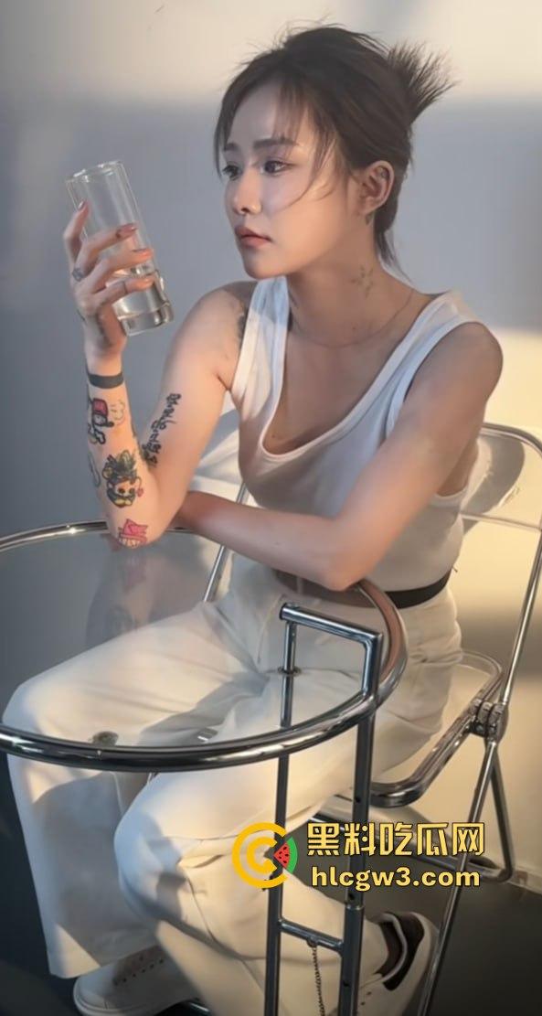 抖音千万粉丝歌手【一支沫z】与北京老头开房视频外泄 跪地舔JB主动开腿挨操 疯狂星期四V我50给你看独家!-20