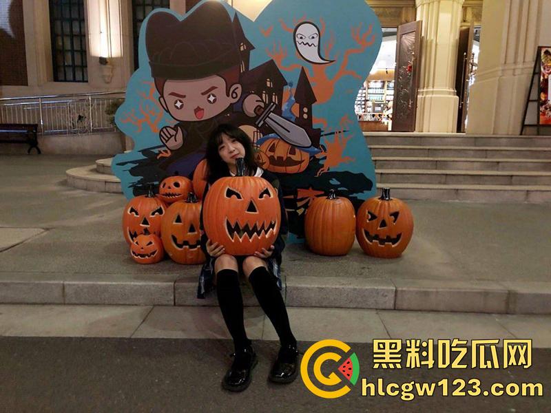 河南清纯嫩妹【陈欣彤】，贫乳反差JK学生妹，肌肤白嫩口活一流，和大叔酒店约炮视频流出！-1