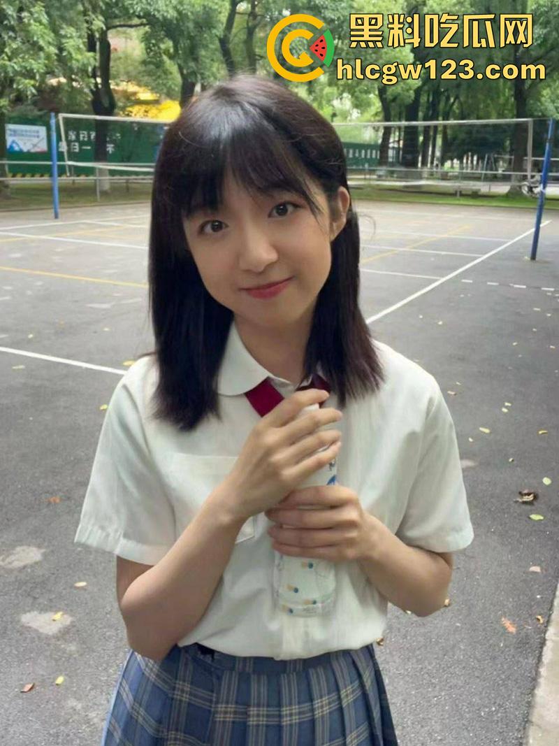 河南清纯嫩妹【陈欣彤】，贫乳反差JK学生妹，肌肤白嫩口活一流，和大叔酒店约炮视频流出！-3