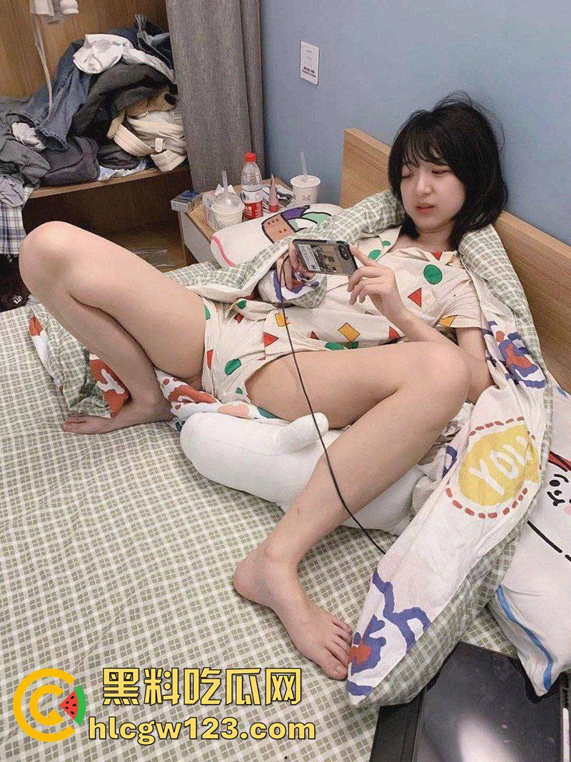 河南清纯嫩妹【陈欣彤】，贫乳反差JK学生妹，肌肤白嫩口活一流，和大叔酒店约炮视频流出！-4