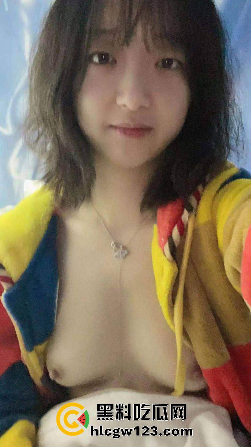 河南清纯嫩妹【陈欣彤】，贫乳反差JK学生妹，肌肤白嫩口活一流，和大叔酒店约炮视频流出！-5