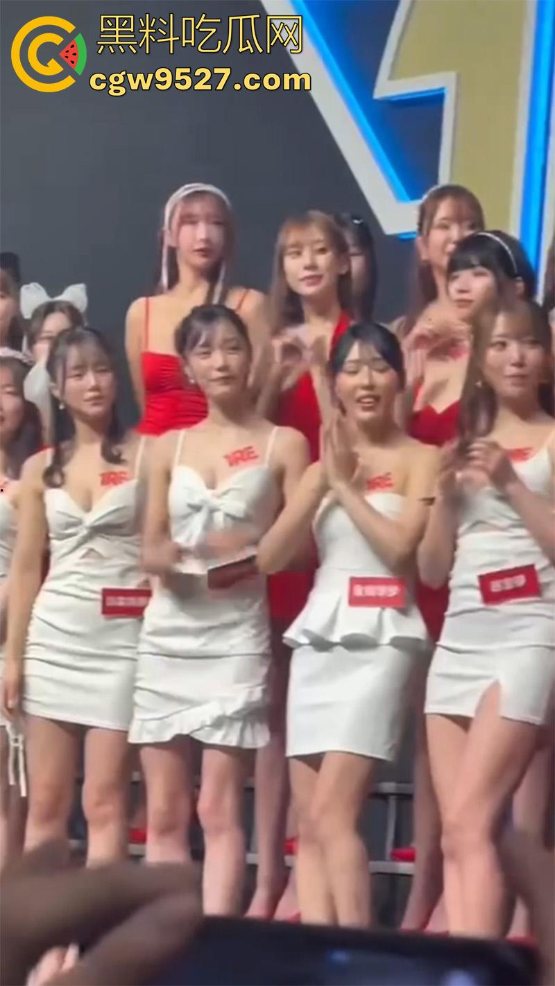 这才是男人天堂啊，台湾成人展盛况，各路老师齐聚一堂，大胆展示性爱姿势，这里面有你喜欢的老师吗？-11