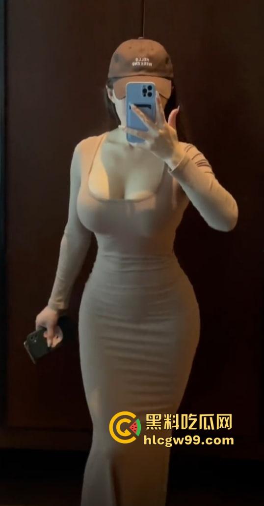 抖音【健身小猫】又出猛料，蜜桃臀绝对天花板，丰满巨乳撑满屏幕，骚货身材男人看了想不沦陷都难！-3