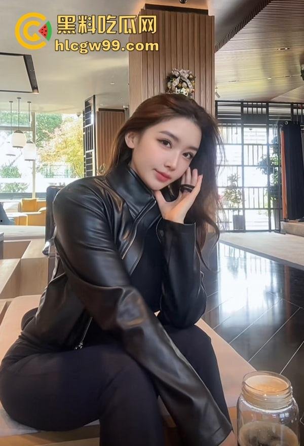 抖音【健身小猫】又出猛料，蜜桃臀绝对天花板，丰满巨乳撑满屏幕，骚货身材男人看了想不沦陷都难！-7