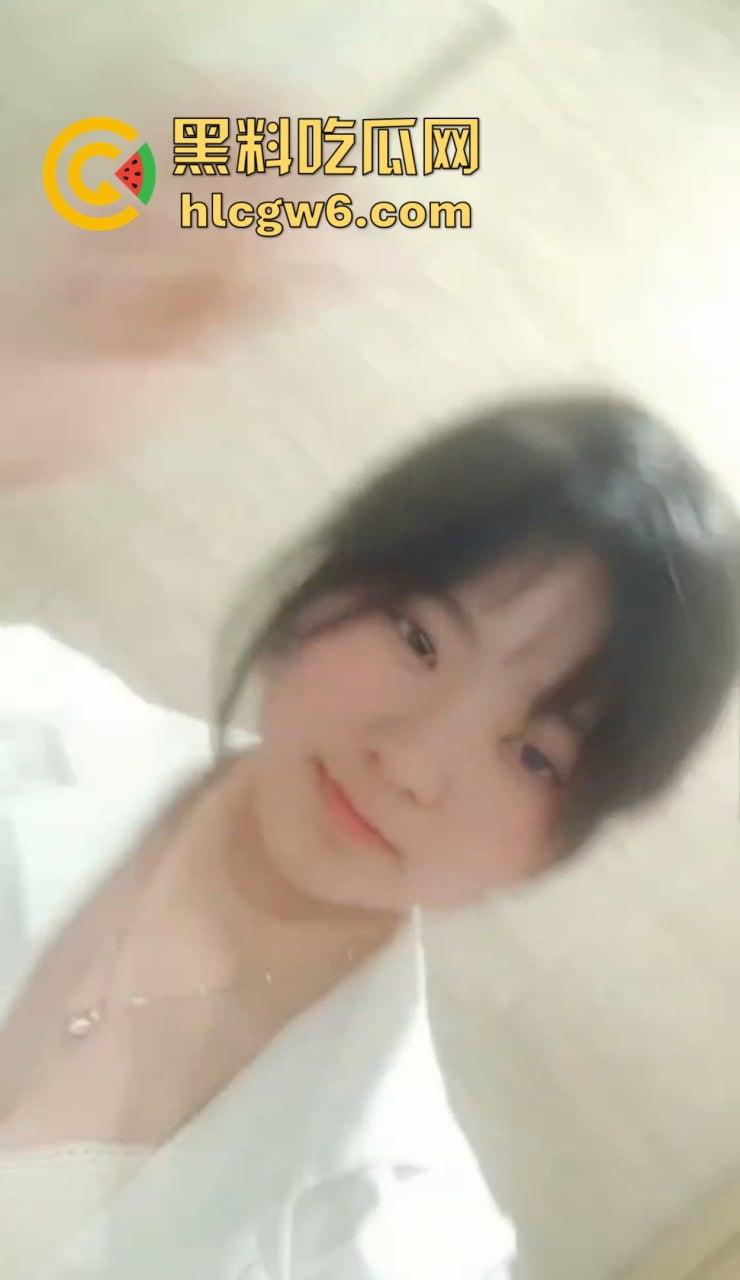 贵州财经商务英语大一【常雪】私密视频意外流出 渣男操到逼肿还曝光视频，这种狗男人活该被骂！-3