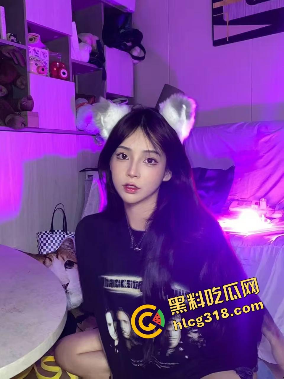 姐妹们口嫌体正直，嘴上说不看毛片，抓到集美看毛片还装正经？裤裆早就湿成狗了！-1