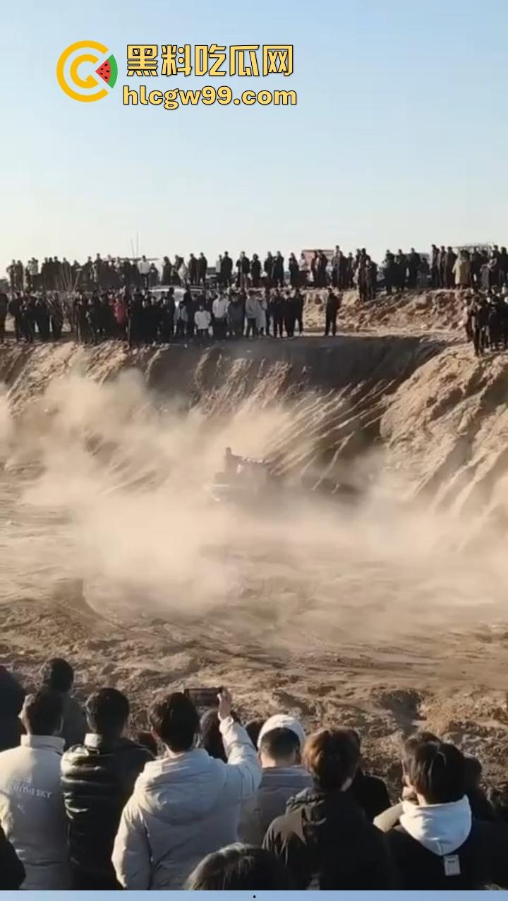 邯郸魏县飙车现场突袭，越野场地赛突遇警察突袭，猛禽油门踩到底，吓得差点侧翻！-4