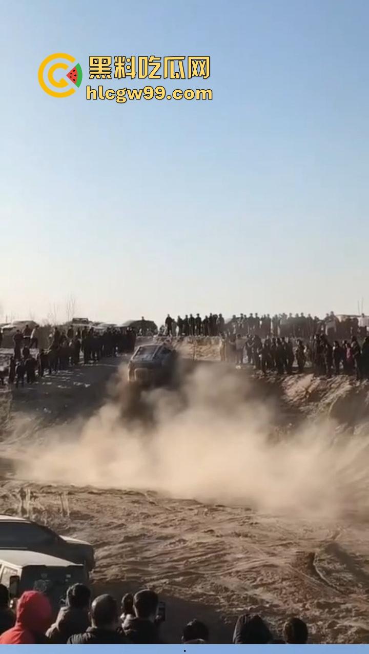 邯郸魏县飙车现场突袭，越野场地赛突遇警察突袭，猛禽油门踩到底，吓得差点侧翻！-5