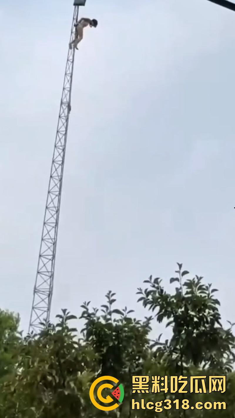 变态主人带母狗露出，突发奇想爬信号塔，高空捆绑拍照炫耀，结果主人意外坠落摔死，女子已获救！-4