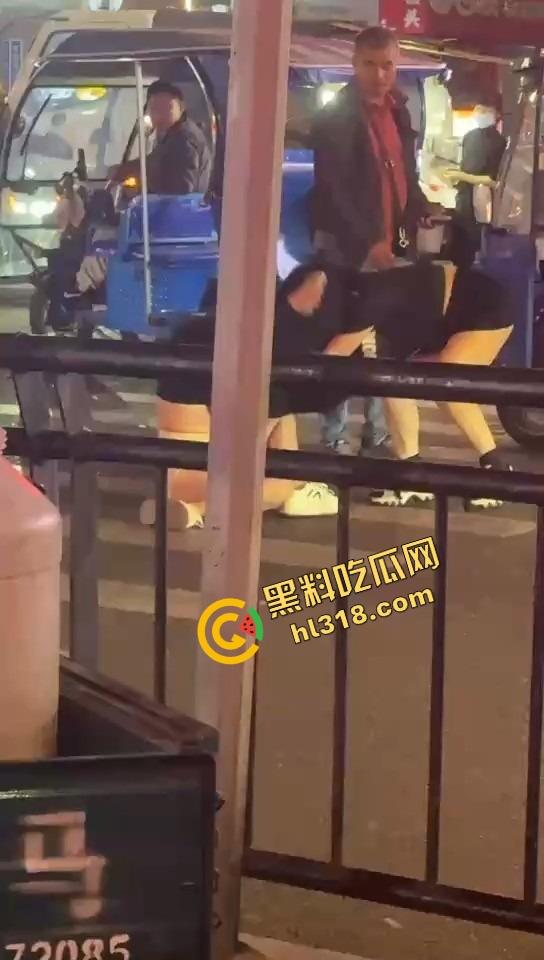 正妻街头暴揍小三，三姐被撕得头发都薅掉，路人全程围观嗨翻，贱人哭着喊妈！-1
