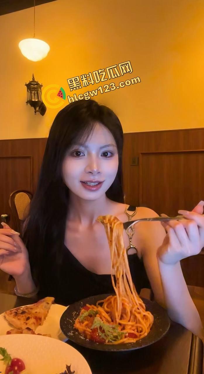 江苏希妙被男友忽悠剃成白虎,干净到连毛孔都没剩,一边突突一边拍,拍完发兄弟群炫耀我女友粉嫩剃光的!-3