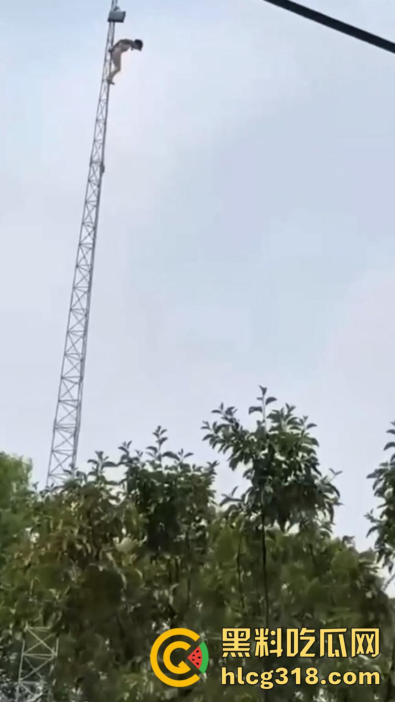 变态主人带母狗露出，突发奇想爬信号塔，高空捆绑拍照炫耀，结果主人意外坠落摔死，女子已获救！-7