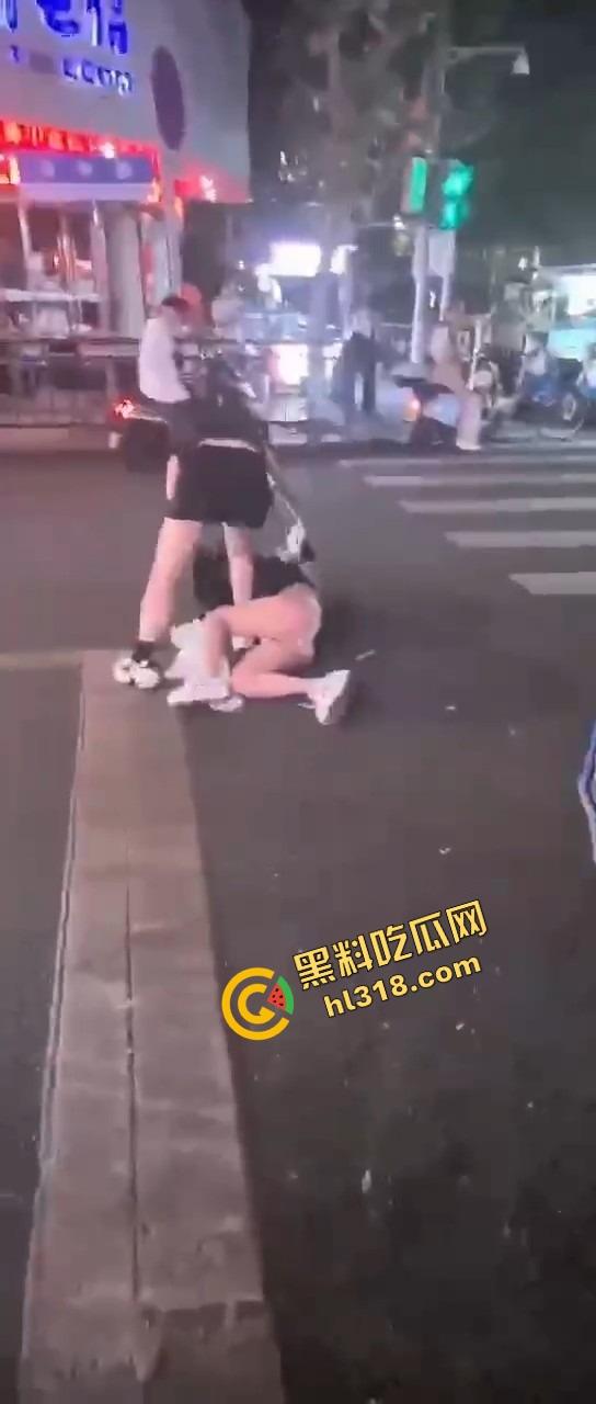 正妻街头暴揍小三，三姐被撕得头发都薅掉，路人全程围观嗨翻，贱人哭着喊妈！-7