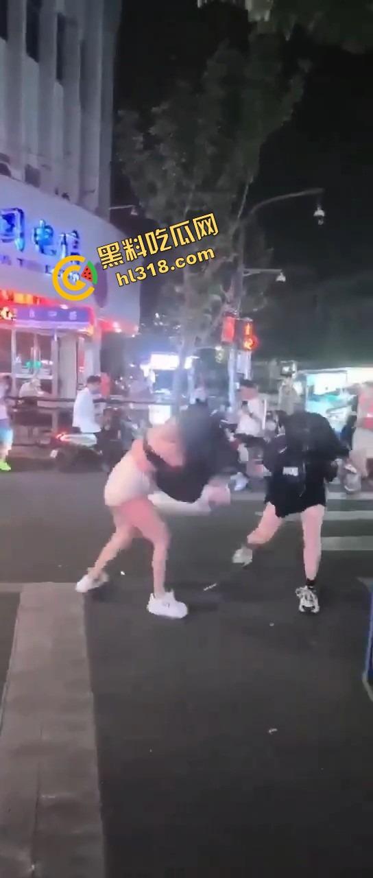 正妻街头暴揍小三，三姐被撕得头发都薅掉，路人全程围观嗨翻，贱人哭着喊妈！-11