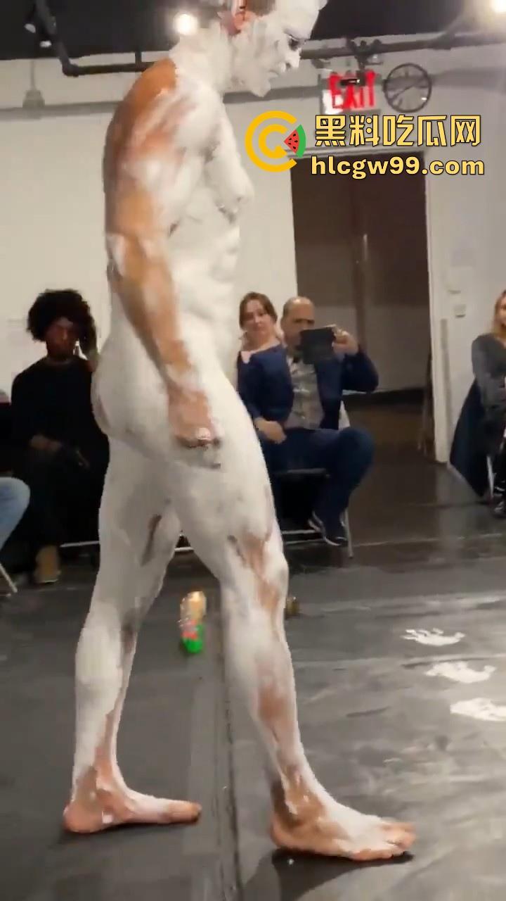 法国最新艺术？大屌洋人涂满白色颜料在纸上乱蹭，你别说屌真长，内容堪称炸裂。-1