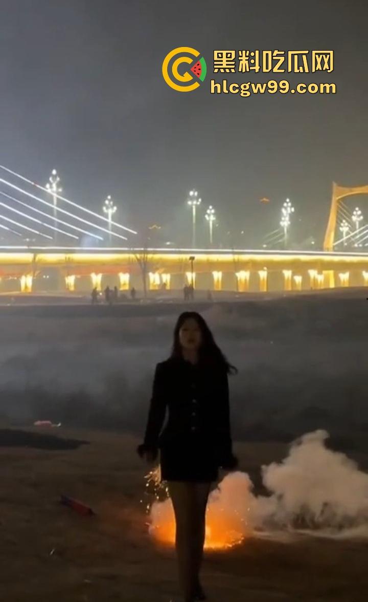 年度奇葩操作花式作死大赏，骚B玩烟花炸得怀疑人生，裤裆差点变发射器，你这是给自己放送新年倒计时？-5