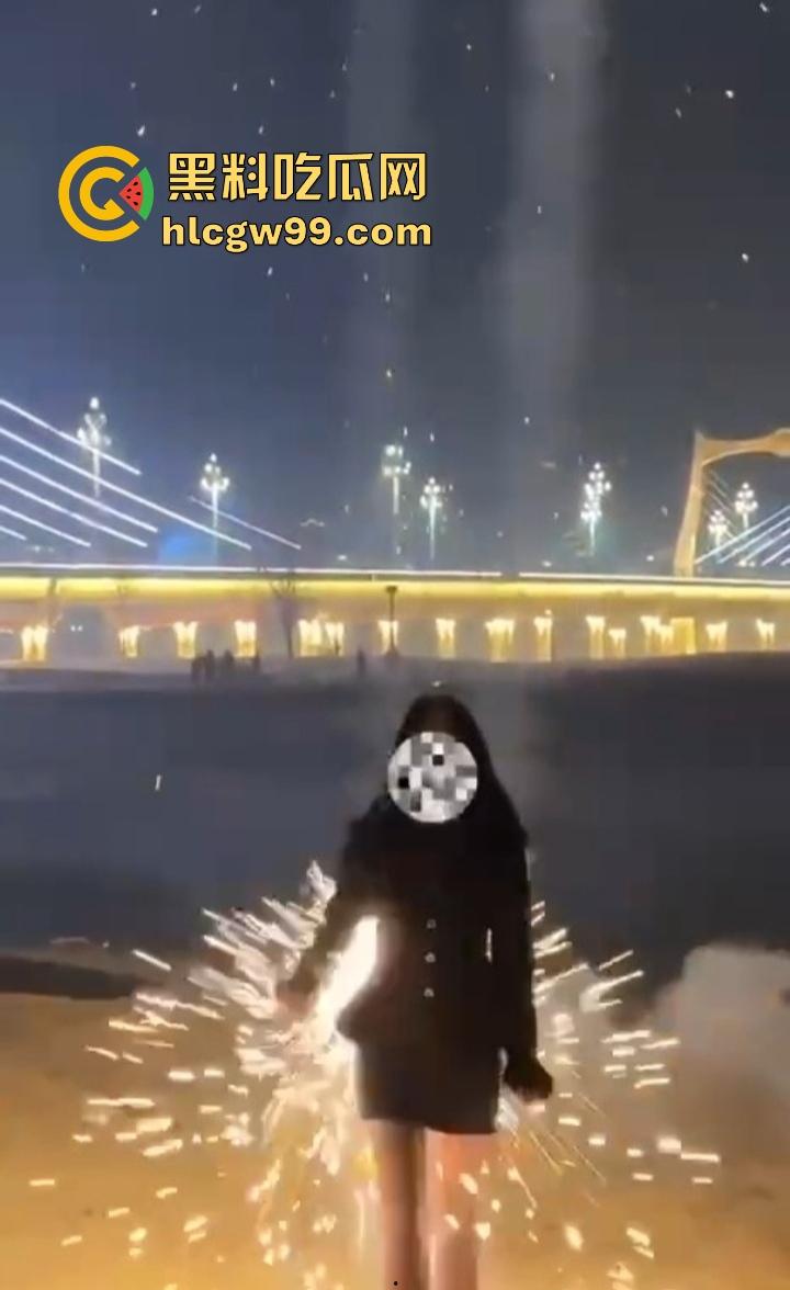 年度奇葩操作花式作死大赏，骚B玩烟花炸得怀疑人生，裤裆差点变发射器，你这是给自己放送新年倒计时？-7