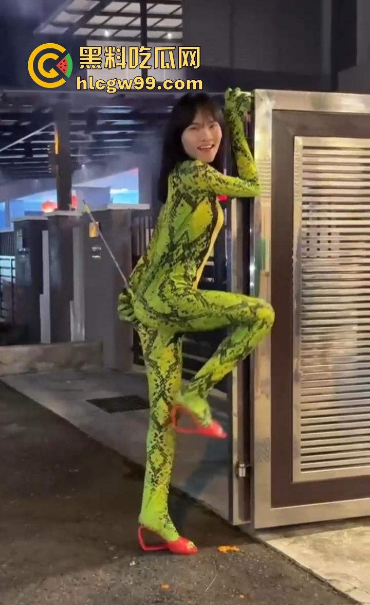 年度奇葩操作花式作死大赏，骚B玩烟花炸得怀疑人生，裤裆差点变发射器，你这是给自己放送新年倒计时？-9