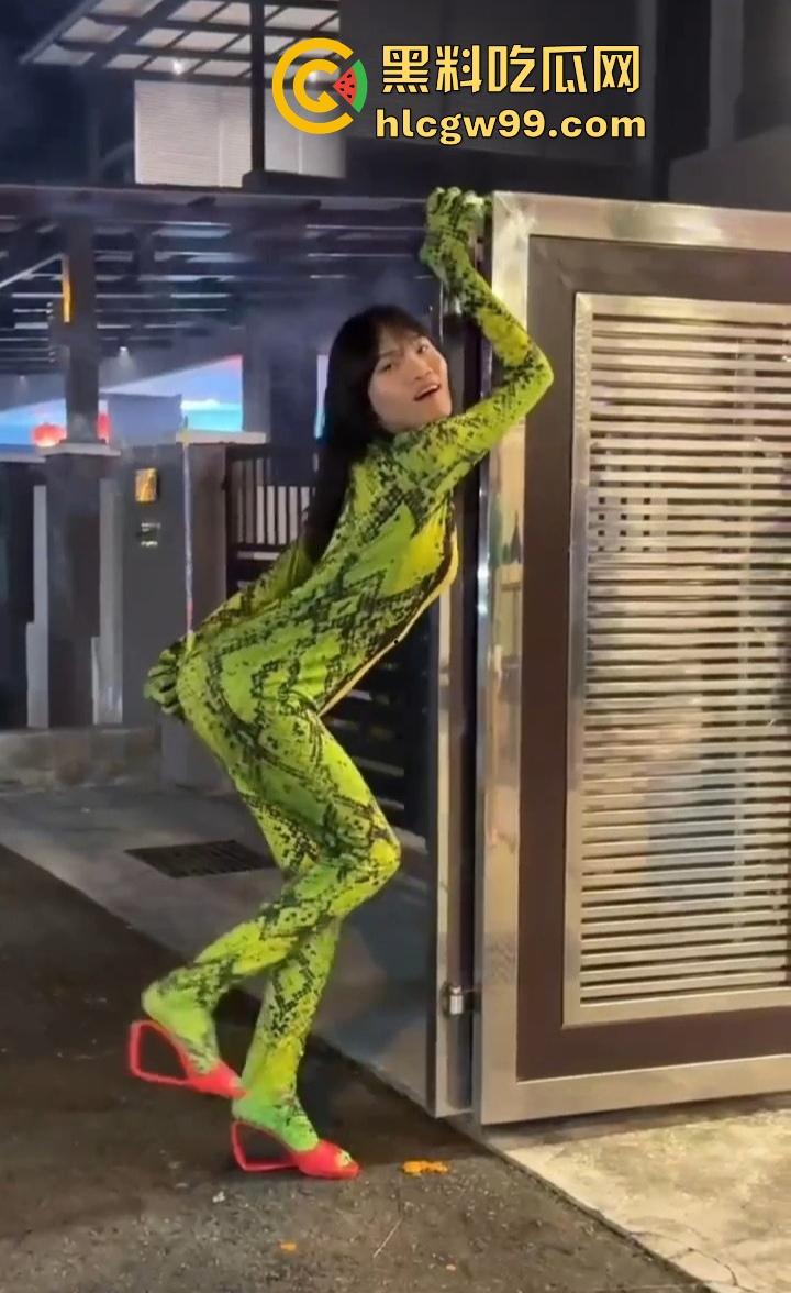 年度奇葩操作花式作死大赏，骚B玩烟花炸得怀疑人生，裤裆差点变发射器，你这是给自己放送新年倒计时？-10