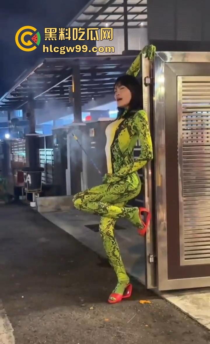 年度奇葩操作花式作死大赏，骚B玩烟花炸得怀疑人生，裤裆差点变发射器，你这是给自己放送新年倒计时？-11