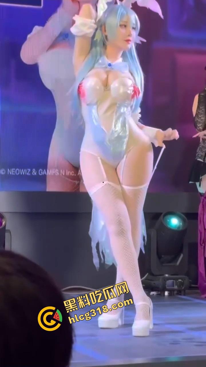 韩国coser空降B站舞台动作撩到飞起,合影姿势贴身卷全场,内地coser被比成木头死尸路边货!-11