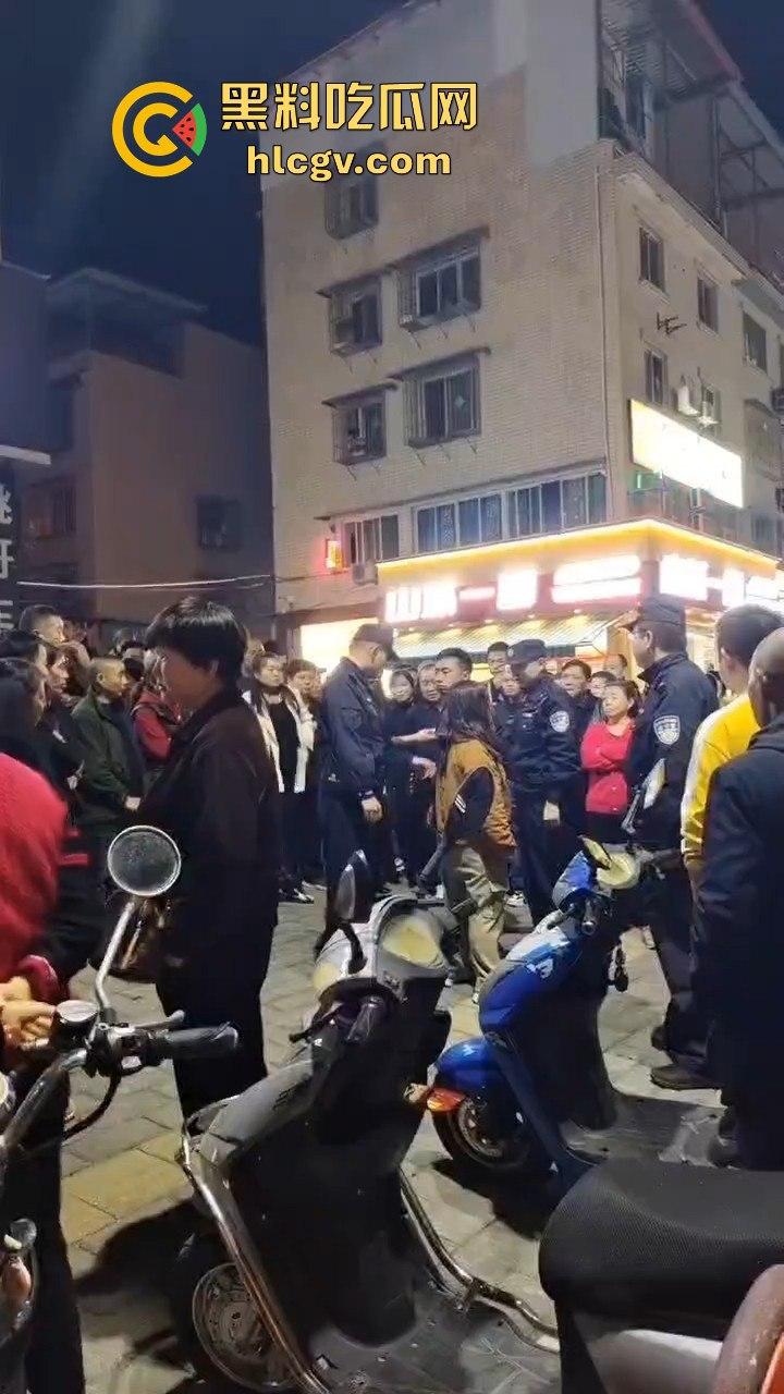 绵阳虎大姐吵架吵到直接抢警察枪！姐这是看电影看上头了？真把自己当女主角了吧！-6