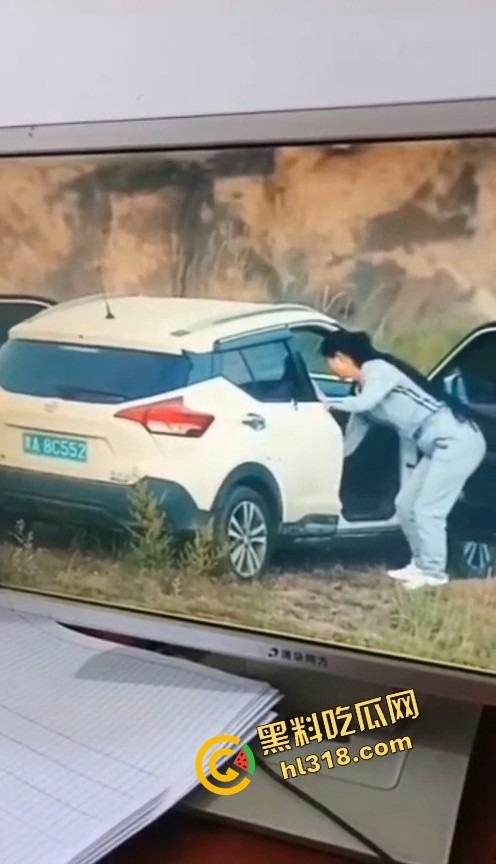 是谁家老婆穿着婚戒出来野战？裤衩还没脱就把逼贴车窗上了，屁股震得车报警器响个不停被监控拍下!-5