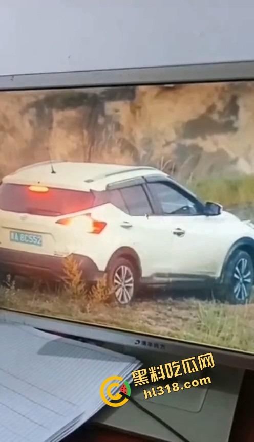 是谁家老婆穿着婚戒出来野战？裤衩还没脱就把逼贴车窗上了，屁股震得车报警器响个不停被监控拍下!-8