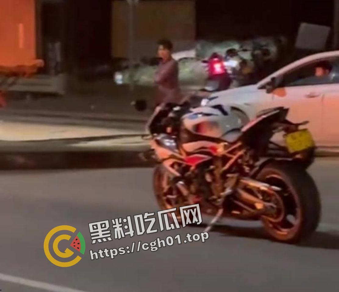 摩托车女骑士装上大货车 小腿直接断掉 现场血腥画面流出-1