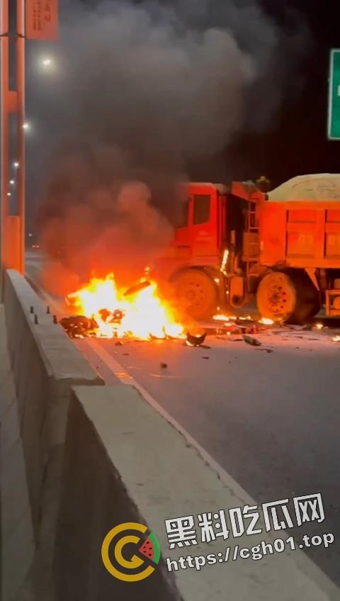 摩托车女骑士装上大货车 小腿直接断掉 现场血腥画面流出-6