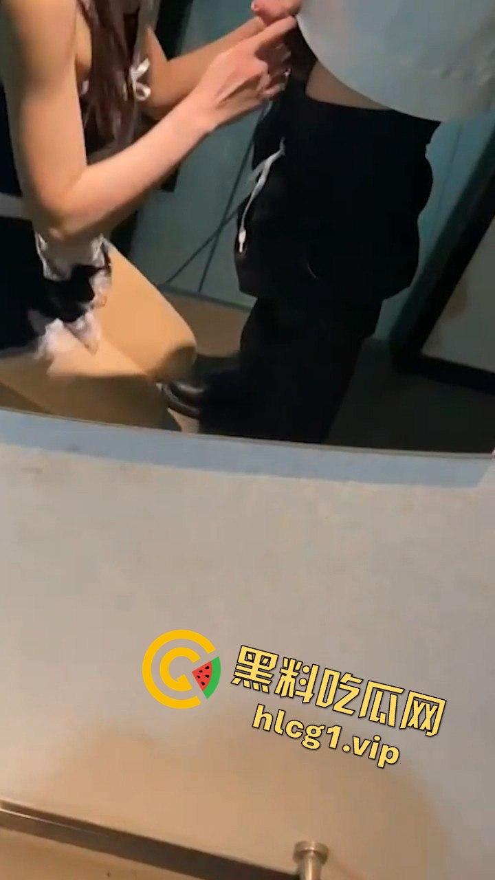 武汉生物工程学院 【张伊美】跟男友出去西安旅游的私密视频常遭曝光！-5