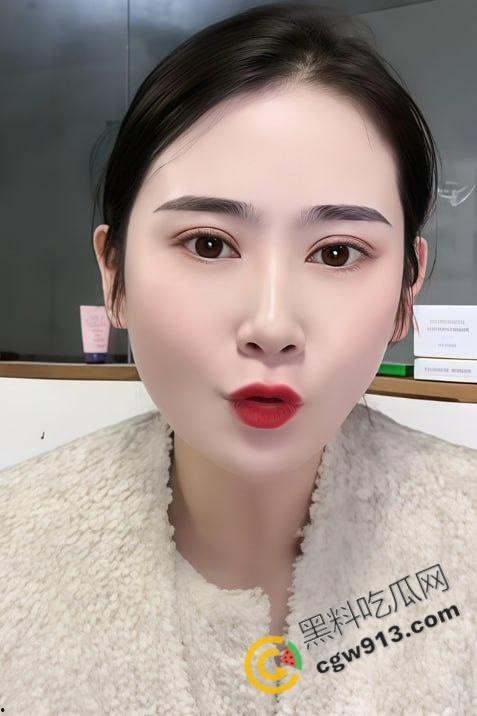 河南武陟县网红【王家二小姐】惨遭男友背叛，小三身材火辣，原配上门怒扇渣男与小三，震撼一幕引热议！-6