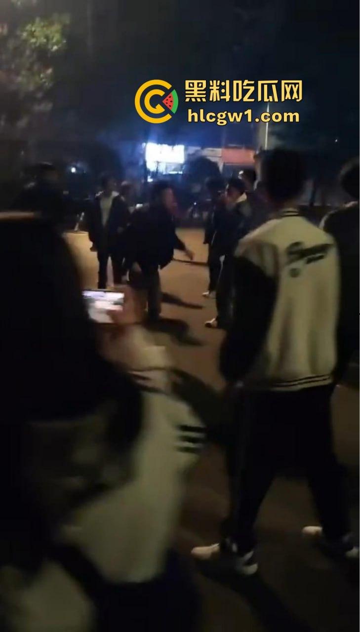四川自贡富顺县斗殴闹出人命！精神小伙打架打崩，掏刀捅胸鲜血四溅，心肺复苏都白搭！-5