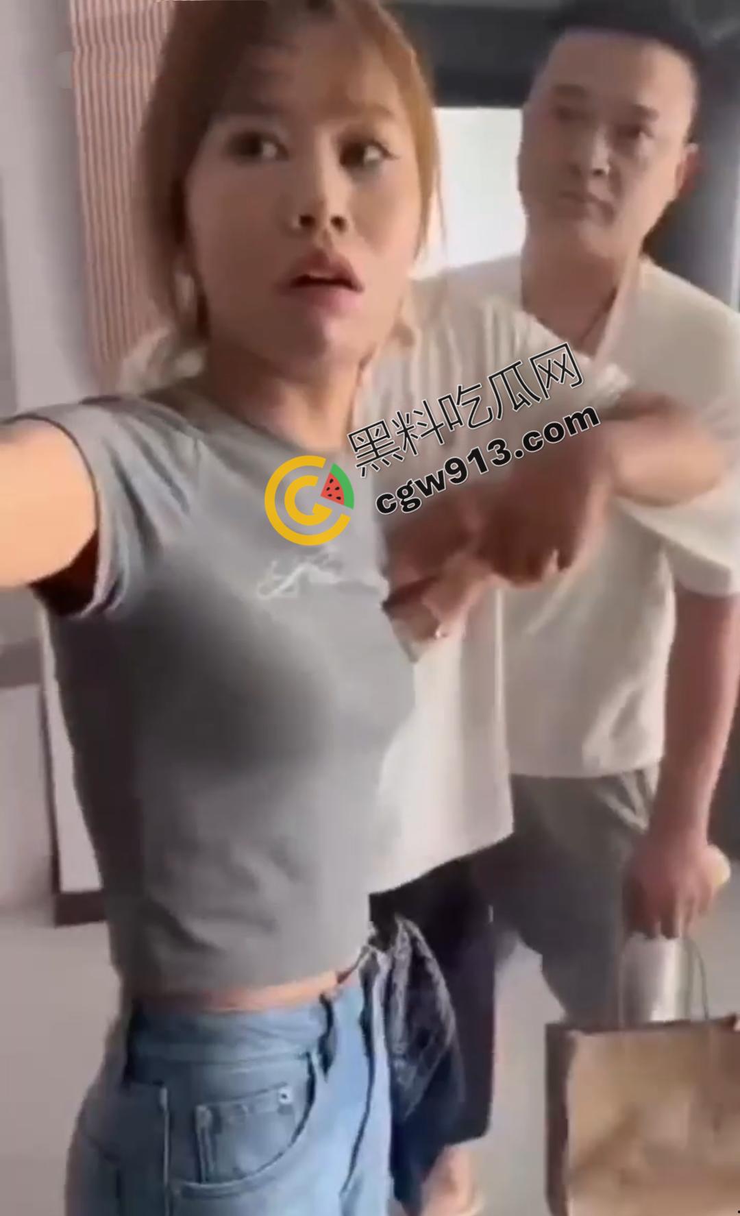 河南武陟县网红【王家二小姐】惨遭男友背叛，小三身材火辣，原配上门怒扇渣男与小三，震撼一幕引热议！-9