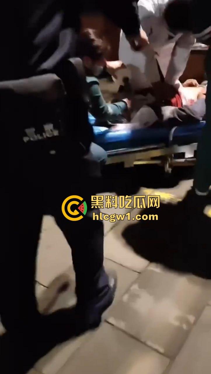 四川自贡富顺县斗殴闹出人命！精神小伙打架打崩，掏刀捅胸鲜血四溅，心肺复苏都白搭！-11