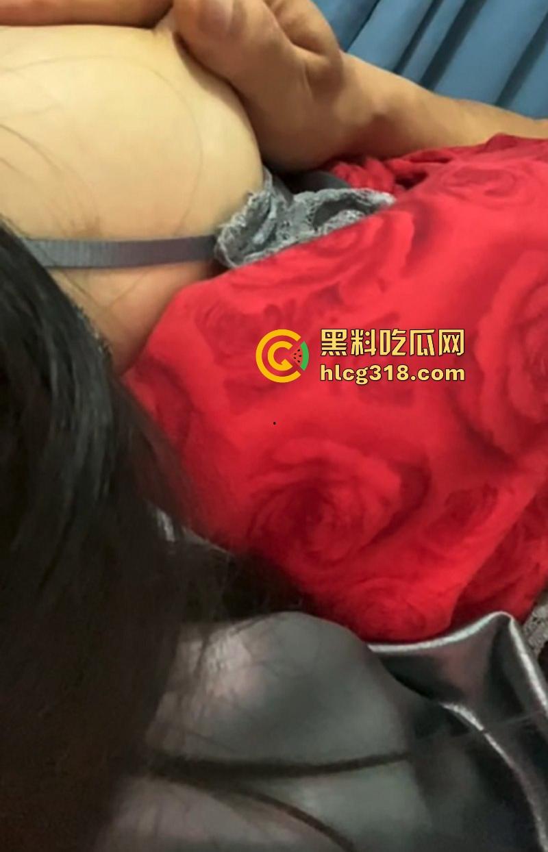 海角乱伦，酒后强上醉酒表姐，无套输出激情泄欲，巨大母乳摇摇晃晃，事后她哭的很伤心！-8