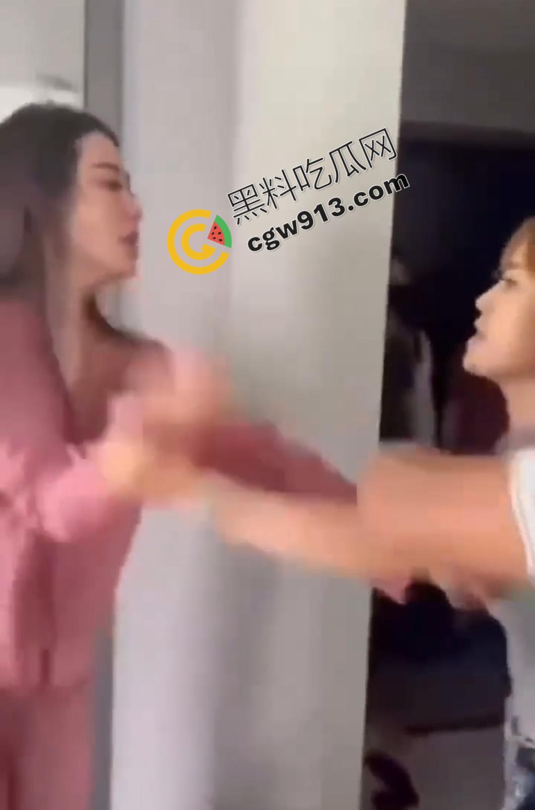 河南武陟县网红【王家二小姐】惨遭男友背叛，小三身材火辣，原配上门怒扇渣男与小三，震撼一幕引热议！-14