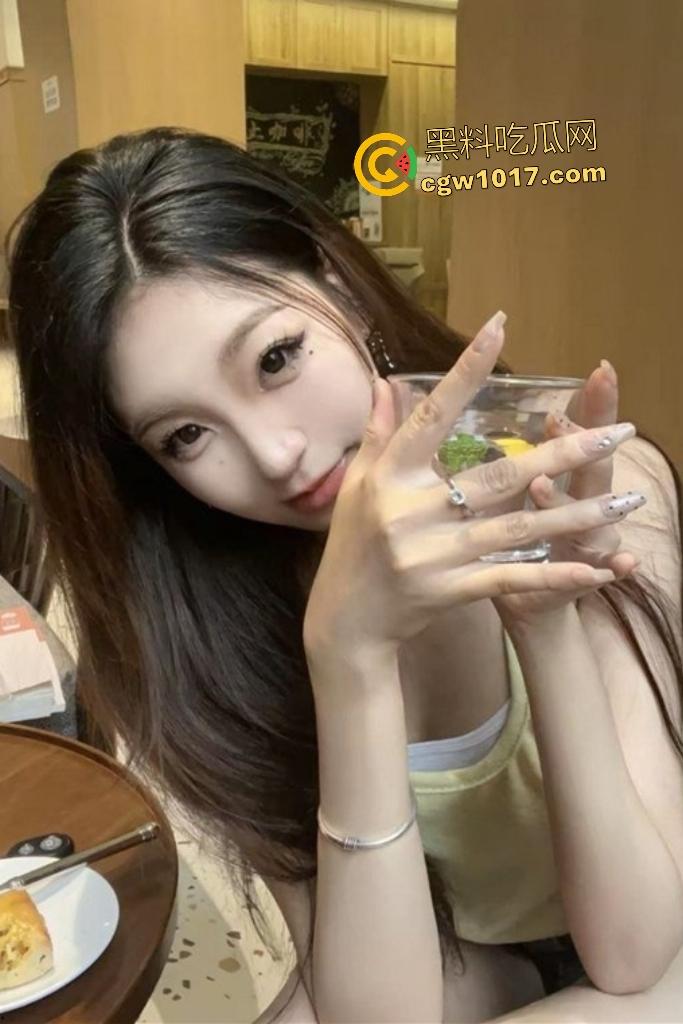 长沙理工大学学妹【张怡涵】，舔10厘米鸡巴都能塞满小嘴，戴狐狸面具被无套内射，精液流出还插回不让溢！-1