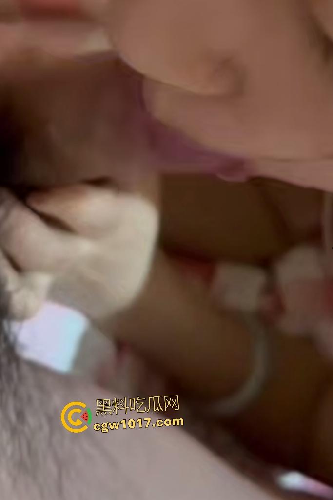 长沙理工大学学妹【张怡涵】，舔10厘米鸡巴都能塞满小嘴，戴狐狸面具被无套内射，精液流出还插回不让溢！-2