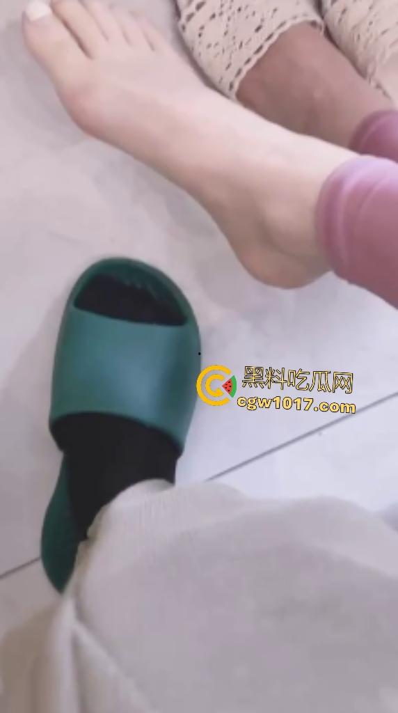 嫂子穿瑜伽裤勾引小叔子，争论性爱姿势后直接开干，家中狂野实验后入式，骚逼猛夹鸡巴，逼得射满肚子！-2