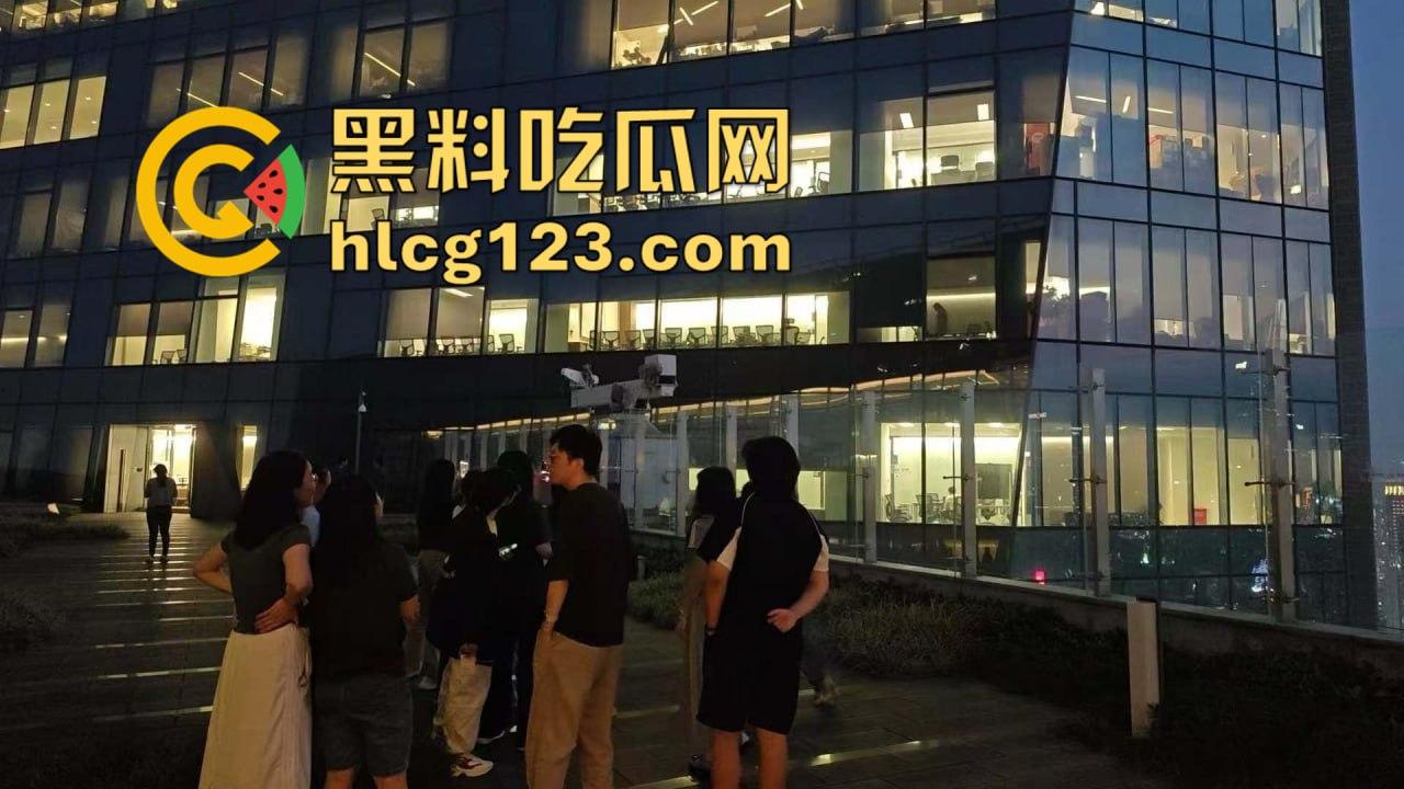 腾讯大厦38楼会议室变炮房！加班加到直接开干，楼下吃瓜群众围观全程！-11
