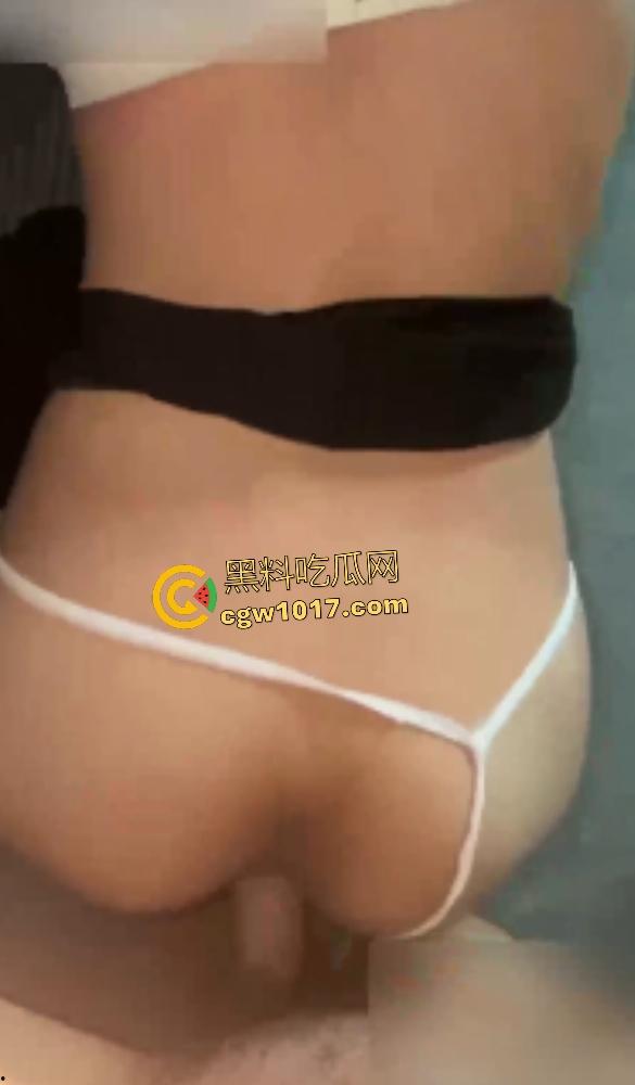 抖音【老运汉堡王】老板夫妇床战炸裂曝光，趁店没顾客直接开操，骑乘奶子下垂如50岁大妈，有骚劲还有股牛肉味！-5