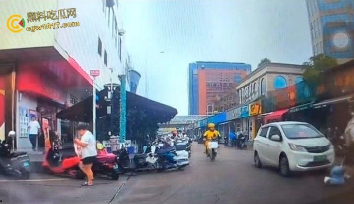 广西柳州金竺花苑小区门口，一男子持刀无差别砍人件，一名过路男子受伤送医，网传精神小伙疯狂行凶 !-1