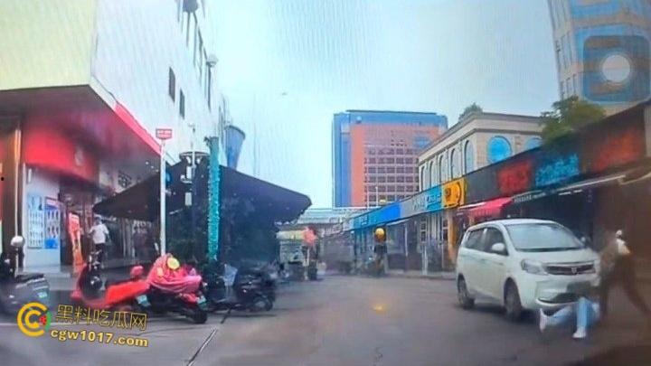 广西柳州金竺花苑小区门口，一男子持刀无差别砍人件，一名过路男子受伤送医，网传精神小伙疯狂行凶 !-2