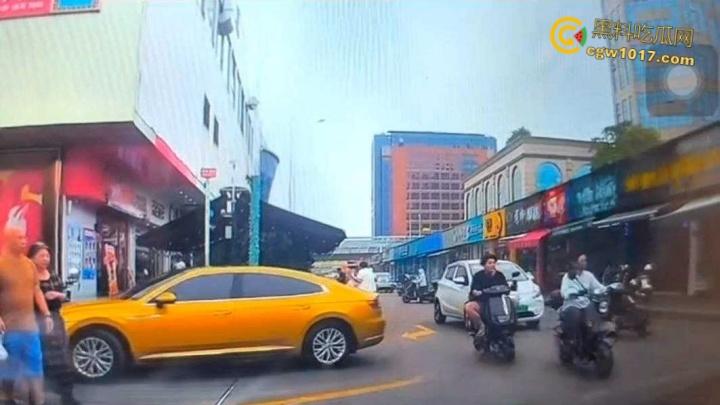 广西柳州金竺花苑小区门口，一男子持刀无差别砍人件，一名过路男子受伤送医，网传精神小伙疯狂行凶 !-3