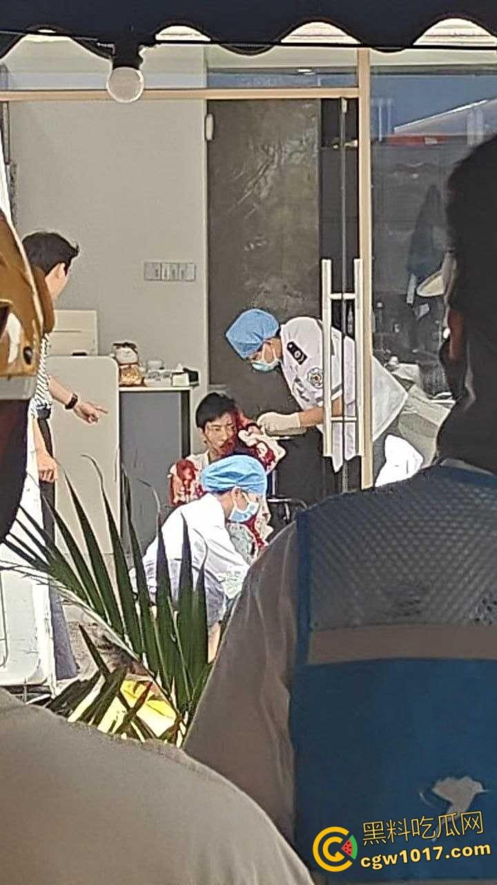 广西柳州金竺花苑小区门口，一男子持刀无差别砍人件，一名过路男子受伤送医，网传精神小伙疯狂行凶 !-5