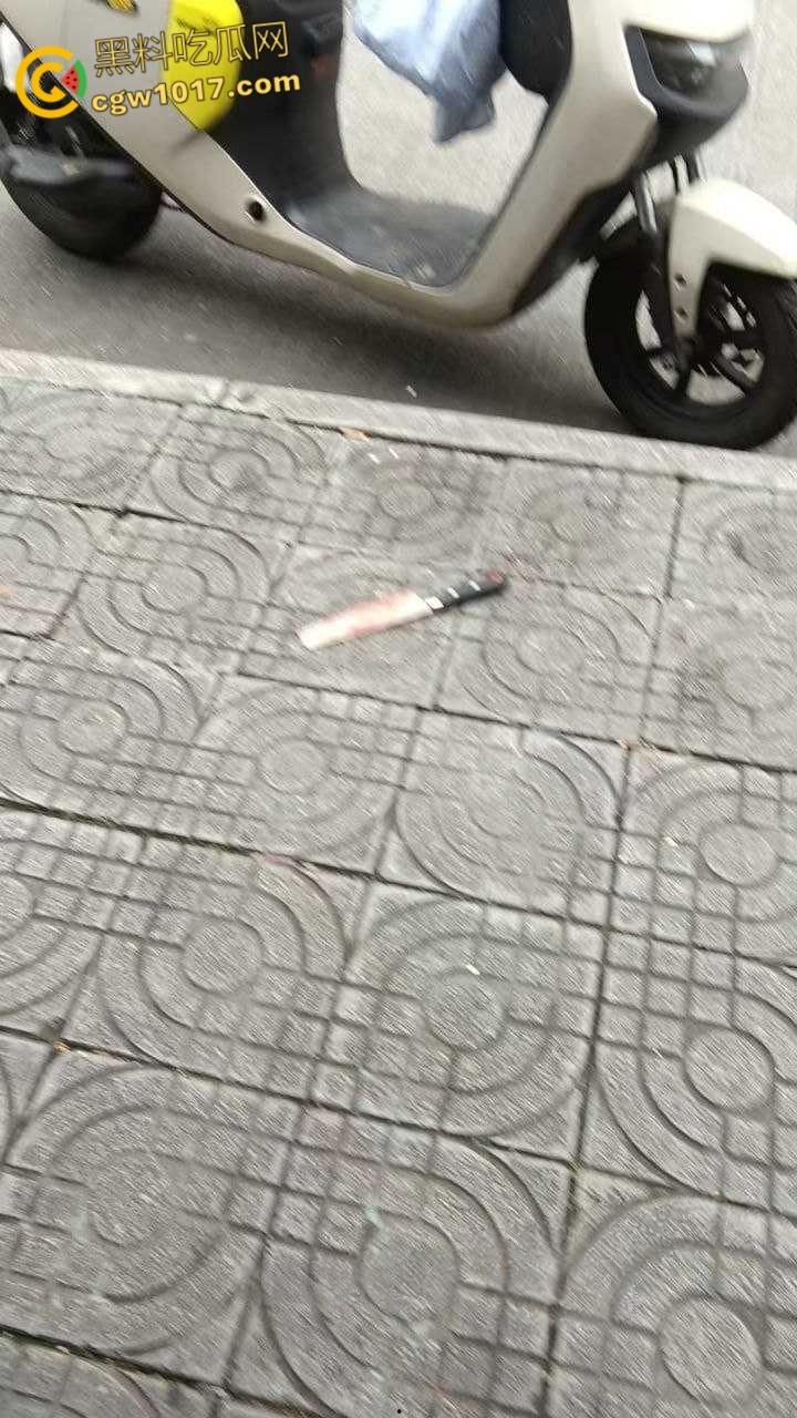 广西柳州金竺花苑小区门口，一男子持刀无差别砍人件，一名过路男子受伤送医，网传精神小伙疯狂行凶 !-6